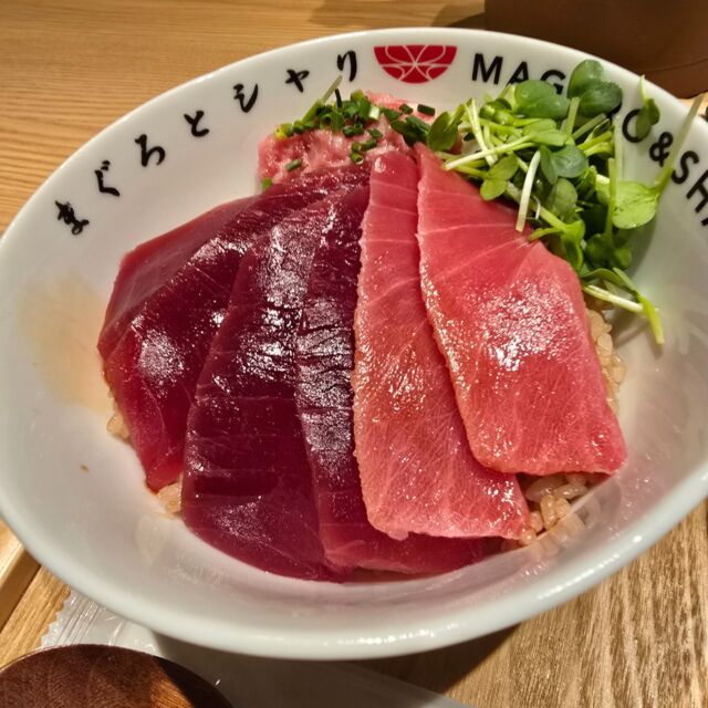 平日のお昼をちょっと贅沢してみませんか？

AVハーツでエステのつくVIPコースを遊んだら
なんだか豪華なものが食べたくなったｗ

そこで本日は
AVハーツを出て徒歩8分 大名古屋ビルヂング地下1F

「まぐろとシャリ」さんでランチ
ここは3/25にオープンしたばかりの店
東京に3店舗あるが 東京以外は初出店

注文はまぐシャリ丼上

赤酢のシャリの上には
天然本マグロの大トロ中トロ赤身ネギトロと豪華揃い踏み
ナイスなグラデーションｗ

わさび醤油をかけまわしていただきます

添えてある海苔に酢飯とマグロを乗せて鉄火巻
海苔の風味が良くこれはオススメ
トロタク巻もできます

出汁をかけて最後は口の中へ掻っ込む

自家製のガリとたくわんやゴマで味変三昧ｗ

シャリ大盛にしとけば良かったと毎度後悔しますｗ

ごちそうさまでした

本日のまぐシャリ丼上 2200円
+AVハーツ60分コース13990円 しめて16190円ｗ

営業時間 11:00〜15:00 17:00〜22:00
『AVハーツは8:45〜24:00』

http://avhearts.com #名古屋 #名古屋駅 #納屋橋
#風俗 #ヘルス #ファッションヘルス #人気 #かわいい #激安 #花びら #回転 #有名
#お得情報 #美味しい #グルメ #ランチ #大名古屋ビルヂング #まぐろ丼 #まぐろとシャリ