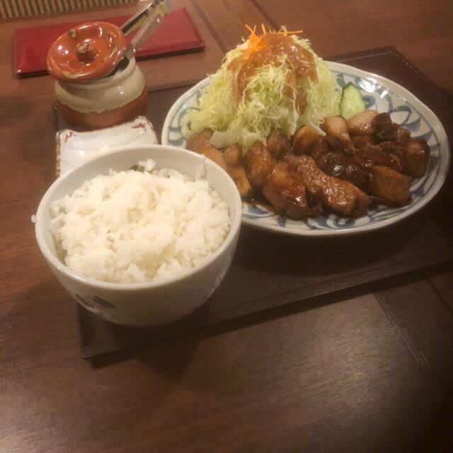 平日のお昼をちょっと贅沢してみませんか？

AVハーツで20分コースを遊んだらお嬢様風の女の子がついた
なんだか〇〇風なものが食べたくなったｗ

そこで本日は
AVハーツを出て徒歩9分 広小路通を伏見方面へダイワロイネットホテル名古屋伏見1F

「かつまさ伏見」さんへ
注文は かつまさ名物のとんテキ定食250ｇ

四日市風とんテキ
ウスターソースの酸味と砂糖とみりんの甘味 
パンチのあるニンニク
ジューシーで厚切りの豚肉
そして千切りキャベツ

とんかつ屋らしくご飯味噌汁キャベツはおかわり無料
しかし・・・とんテキの量が多いので肉だけでお腹いっぱいｗ
からしで味変もあり

ご飯と味噌汁をおかわりして完食

ごちそうさまでした

本日のとんテキ定食 2310円
+AVハーツ20分コース4990円 しめて7300円ｗ

営業時間 11:00〜15:00 17:00〜21:30
『AVハーツは8:45〜24:00』

http://avhearts.com #名古屋 #名古屋駅 #納屋橋
#風俗 #ヘルス #ファッションヘルス #人気 #かわいい #激安 #花びら #回転 #有名
#お得情報 #美味しい #グルメ #ランチ #伏見 #とんテキ #かつまさ