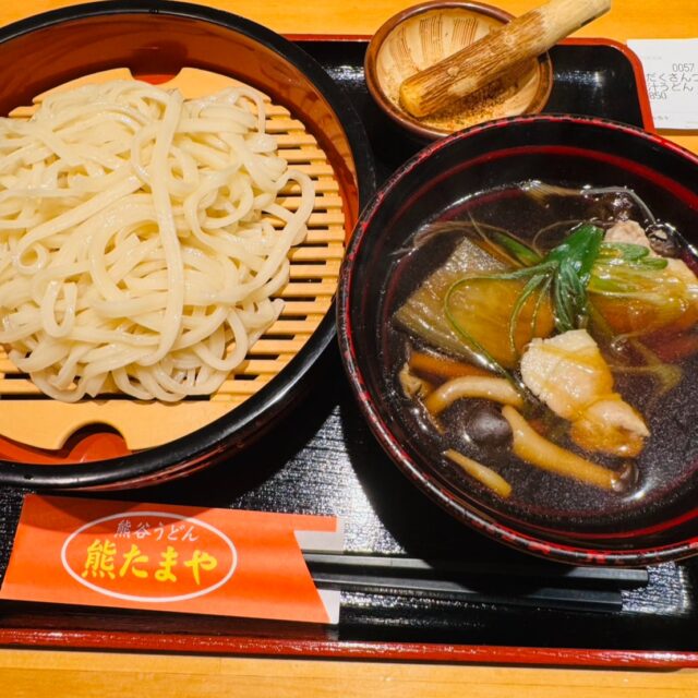 平日のお昼をちょっと贅沢してみませんか？

黄金週間の番外編です
本日は「日本で一番暑い夏」の埼玉県熊谷市へ出張面接行った時のおはなし

JR熊谷駅改札を出て徒歩30秒
うどんサミットグランプリ受賞の「熊たまや」さんで熊谷うどんランチ

具だくさんつけ汁うどんを注文してみました
ざるに盛られた細く冷たいコシのあるうどん
豚肉きのこ野菜の入った温かい肉汁だしのつゆでいただく

材料を自分でゴリゴリ調合してマイ七味を作るスタイルが面白い

地産地消 熊谷市の町おこしの一環として熊谷産の小麦を使用したうどん
「熊谷にうどんを食べにくる11の理由」があるらしいので一度検索してみてくださいｗ

本日の具だくさんつけ汁うどん 850円
+AVハーツ40分コース9490円 しめて10340円ｗ

営業時間 10:30〜20:00
『AVハーツは8:45〜24:00』

http://avhearts.com #名古屋 #名古屋駅 #納屋橋
#風俗 #ヘルス #ファッションヘルス #人気 #かわいい #激安 #花びら #回転 #有名
#お得情報 #美味しい #グルメ #ランチ #熊谷うどん #熊たまや