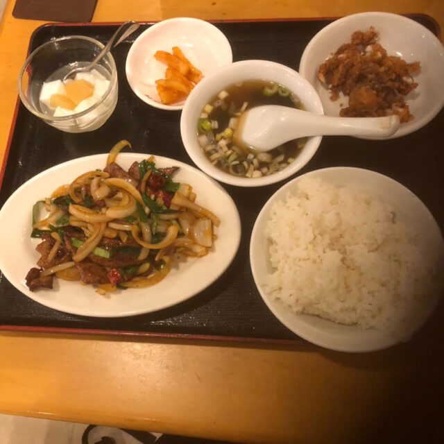 平日のお昼をちょっと贅沢してみませんか？

AVハーツの回転コースで回転しすぎてハッスルした後はｗ
なんだか疲労回復できるものが食べたくなってきたｗ

そこで本日は
AVハーツを出て徒歩15分 江川線を北へ国際センターを目指して

「海鮮館那古野店」さんでディナー

疲労回復のニラレバ定食
今日の小鉢はイカゲソの唐揚げ スープ 漬物
定食セットは安価でボリューミーなんです

モヤシじゃなく玉ねぎ
唐辛子の辛みが効いたニラレバです
海鮮館さんに来ると必ず頂きます

台湾料理のお店だから辛いのかと思ってましたが
そうでもないようですｗ

辛味のニラレバはご飯がすすみますね

デザートの杏仁豆腐を胃の中に入れ完食

ごちそうさまでした

本日のニラレバ定食 1188円
+AVハーツ40分コース9490円 しめて10678円ｗ

営業時間 11:30〜14:00 18:00〜1:00
『AVハーツは8:45〜24:00』

http://avhearts.com #名古屋 #名古屋駅 #納屋橋
#風俗 #ヘルス #ファッションヘルス #人気 #かわいい #激安 #花びら #回転 #有名
#お得情報 #美味しい #グルメ #ランチ #国際センター #ニラレバ #海鮮館
