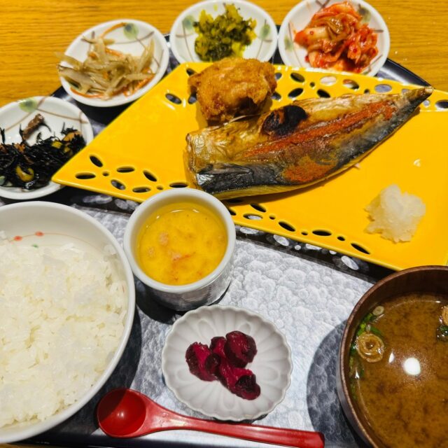 平日のお昼をちょっと贅沢してみませんか？

AVハーツで20分コースで遊んだら自分にベストマッチな女の子がキターーー！
なんだかベストマッチするものが食べたくなったｗ

そこで本日は
AVハーツを出て徒歩3分 堀川に架る納屋橋を渡りテラッセ納屋橋1F

「ひものと和めし処 をかし」さんでランチ
3/9に店名を変えリフレッシュオープンしたお店

注文はさば明太子定食に唐揚げ茶碗蒸しつき
惣菜がバイキング形式 ご飯味噌汁はおかわり無料

この豪華絢爛なお膳見てくださいｗ

明太子の辛味とコクが鯖の脂とよく合うんですよね

白飯ともベストマッチｗ

惣菜バイキングもご飯がススムものを取りました

ご飯おかわりして完食
ごちそうさまでした

本日のサバ明太子唐揚げつき定食 1078円
+AVハーツ20分コース4990円 しめて6068円ｗ

営業時間 ランチ11:00〜15:00
『AVハーツは8:45〜24:00』

http://avhearts.com #名古屋 #名古屋駅 #納屋橋
#風俗 #ヘルス #ファッションヘルス #人気 #かわいい #激安 #花びら #回転 #有名
#お得情報 #美味しい #グルメ #ランチ #テラッセ納屋橋 #さば明太子 #をかし