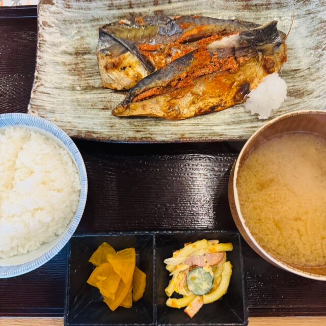 平日のお昼をちょっと贅沢してみませんか？

AVハーツで60分コースを遊ぶとエステが気持ち良すぎてクセになる！
なんだかクセになるものが食べたくなったｗ

そこで本日は
AVハーツを出て徒歩3分 江川線に出て北へ

「うまい魚が食べたくて 名駅店」さんでランチ

本日も『クセになるさば明太子』を注文(本日は一尾)
プラスして
肉厚の良いアジフライがなんと130円のトッピング価格ｗ

さば明太子はご飯がススむ定番です
やっぱりご飯おかわり無料なのは嬉しいですねｗ

アジフライにウスターソースをドボドボもご飯がススみますｗ
このアジフライもクセになりそうｗ

ご飯3杯おかわり完食

ごちそうさまでした

昭和チックに酒ケースを椅子にしひとりランチもお気軽にｗ

本日のさば明太子定食アジフライ追加 1330円
+AVハーツ60分コース13990円 しめて15320円ｗ

営業時間 ランチ11:30〜15:00
『AVハーツは8:45〜24:00』

http://avhearts.com #名古屋 #名古屋駅 #納屋橋
#風俗 #ヘルス #ファッションヘルス #人気 #かわいい #激安 #花びら #回転 #有名
#お得情報 #美味しい #グルメ #ランチ #柳橋 #さば明太子 #アジフライ #うまい魚が食べたくて