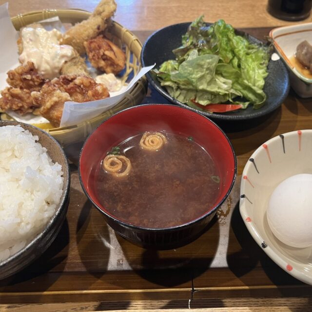平日のお昼をちょっと贅沢してみませんか？

AVハーツで20分コースを遊んだらタイプの子で自然と笑みがこぼれてしまうｗ
なんだか笑みがこぼれるものが食べたくなってきたｗ

そこで本日は
AVハーツを出て徒歩8分 錦通を西へ西柳公園東の交差点角名駅ビルディング3F

「干物商店」さんでランチ
「貝しぐれ」さんの店をランチのみ「干物商店」として営業

注文はカキフライと唐揚げ定食ご飯は大盛無料
カキフライ2個と唐揚げ3個 サラダと小鉢 生卵

カキフライにはタルタルたっぷりで笑みがこぼれるｗ
そうそう唐揚げにもタルタルソースが合うのですよねｗ

ご飯おかわりできないのが残念
ご飯1/3を残して卵かけごはんを楽しみましたｗ

ごちそうさまでした

本日のカキフライ唐揚げ定食 1200円
+AVハーツ20分コース4990円 しめて6190円ｗ

営業時間 ランチ11:30〜13:30
『AVハーツは8:45〜24:00』

http://avhearts.com #名古屋 #名古屋駅 #納屋橋
#風俗 #ヘルス #ファッションヘルス #人気 #かわいい #激安 #花びら #回転 #有名
#お得情報 #美味しい #グルメ #ランチ #柳橋 #牡蠣フライ #貝しぐれ #干物商店